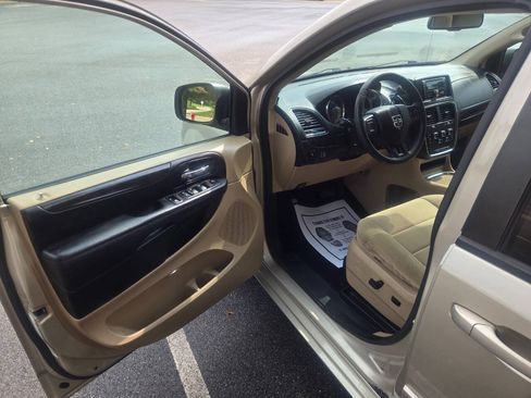 Used 2014 Dodge Grand Caravan SXT FWD image 17