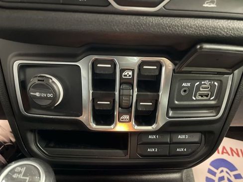 Used 2025 Jeep Gladiator Sport image 3