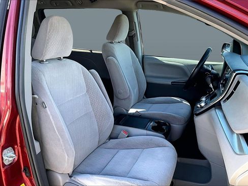 Used 2018 Toyota Sienna LE image 7