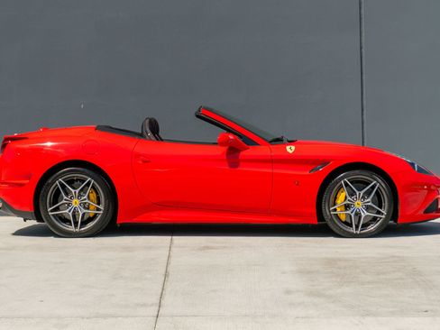 Used 2017 Ferrari California T RWD image 7