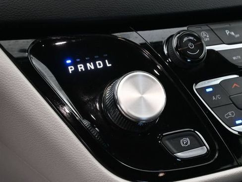 Used 2024 Chrysler Pacifica Touring-L FWD image 22