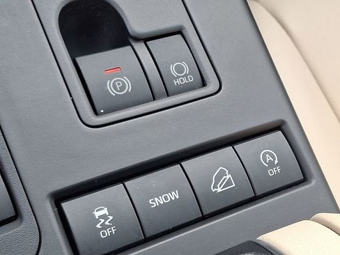 Used 2021 Toyota Highlander XLE image 25