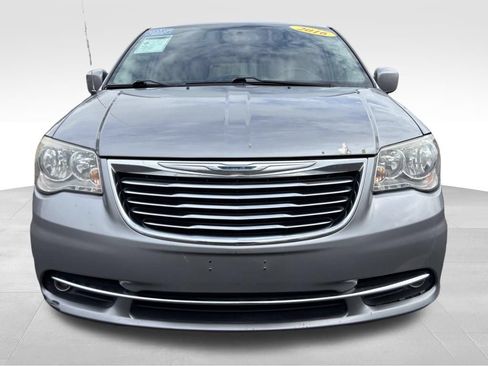 Used 2016 Chrysler Town & Country Touring FWD image 8