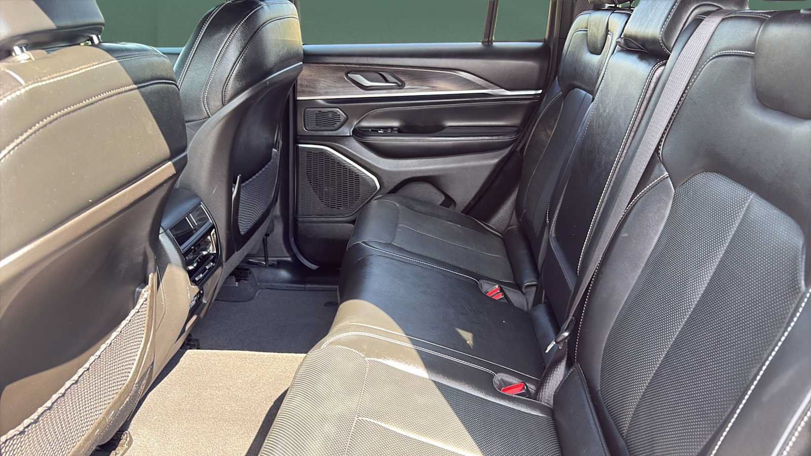 Used 2023 Jeep Grand Cherokee Overland AWD/4WD image 23