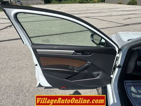 Used 2022 Volkswagen Passat 2.0T SE FWD image 9