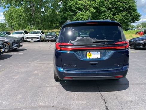 Used 2023 Chrysler Pacifica Limited w/ Uconnect Theater Family Group AWD/4WD image 4