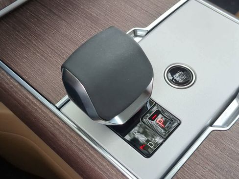 Used 2025 Land Rover Range Rover Long Wheelbase SE image 33