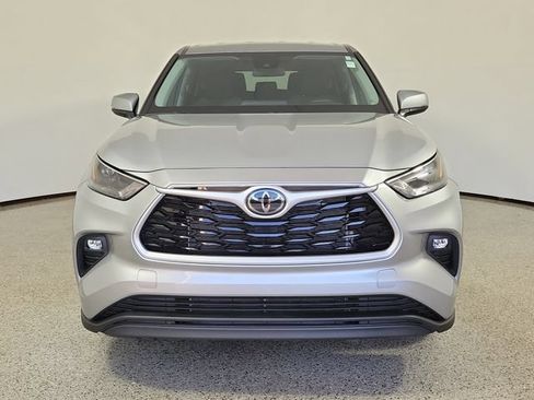 Used 2023 Toyota Highlander LE FWD image 3
