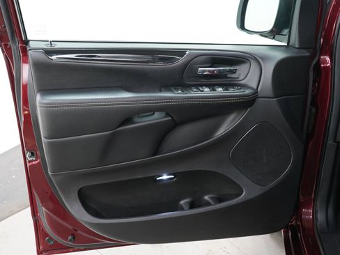 Used 2019 Dodge Grand Caravan SXT w/ Blacktop Package FWD image 22