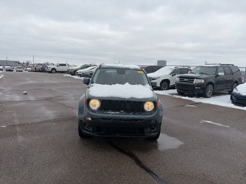 Used 2017 Jeep Renegade Altitude image 3