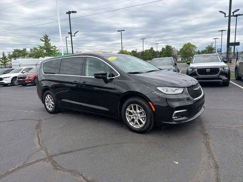 Used 2024 Chrysler Pacifica Touring-L FWD image 2