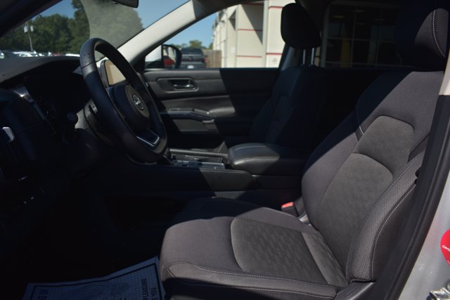 Used 2025 Nissan Pathfinder SV FWD image 13