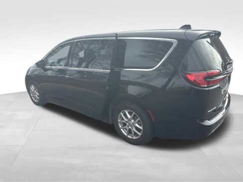 Used 2024 Chrysler Pacifica Touring-L image 18