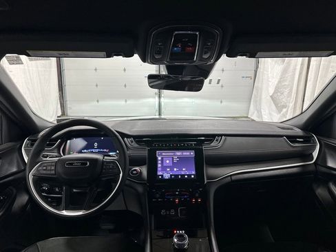 Used 2025 Jeep Grand Cherokee Altitude AWD/4WD image 34