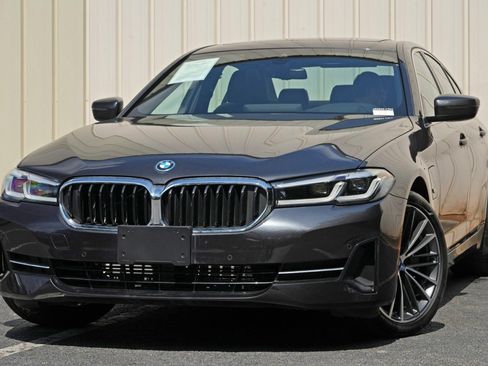 Used 2022 BMW 530e w/ Premium Package RWD image 3