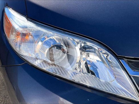 Used 2019 Toyota Sienna XLE image 30