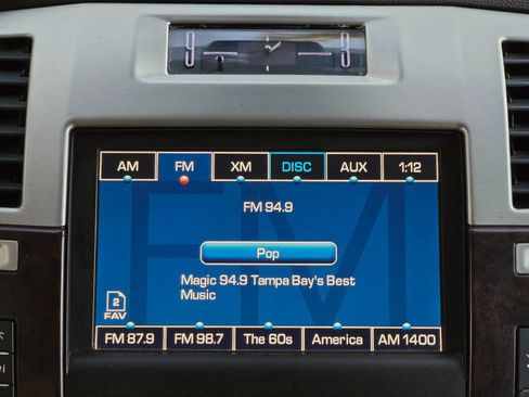 Used 2007 Cadillac Escalade EXT Base AWD 4dr Crew Cab SB w/ Information Package image 39