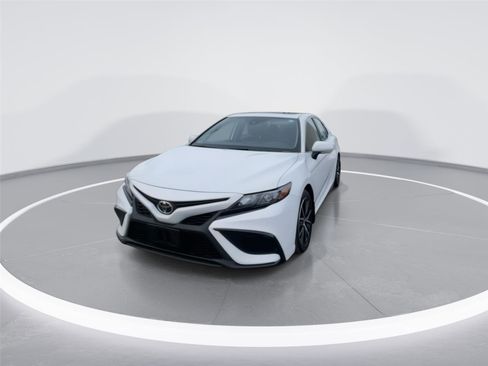 Used 2023 Toyota Camry SE image 3