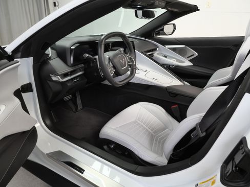 Used 2022 Chevrolet Corvette Stingray Preferred Conv w/ Z51 Performance Package RWD image 12