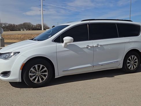 Used 2017 Chrysler Pacifica Touring-L image 5