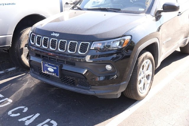 Used 2025 Jeep Compass Latitude w/ Sun & Sound Group AWD/4WD image 2