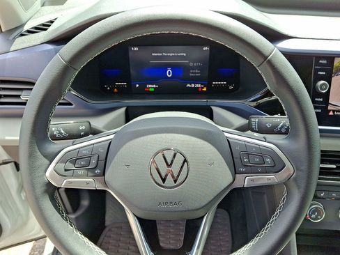 Used 2022 Volkswagen Taos SE w/ Panoramic Sunroof Package FWD image 22