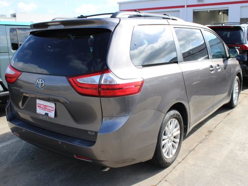 Used 2015 Toyota Sienna XLE w/ XLE Navigation Package FWD image 9