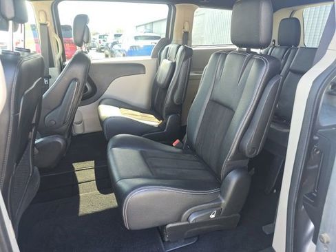 Used 2019 Dodge Grand Caravan SXT FWD image 18