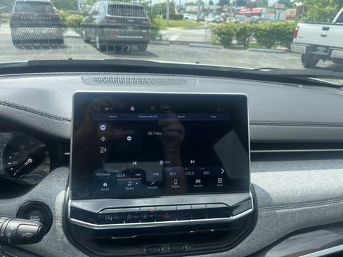 Used 2023 Jeep Compass Latitude image 18