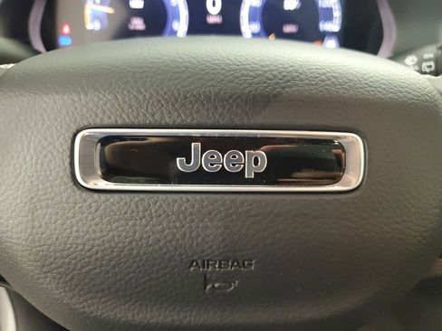 Used 2025 Jeep Grand Cherokee Laredo X image 22