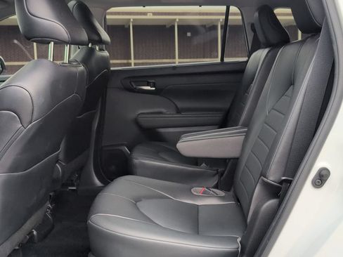 Used 2022 Toyota Highlander XLE AWD/4WD image 25