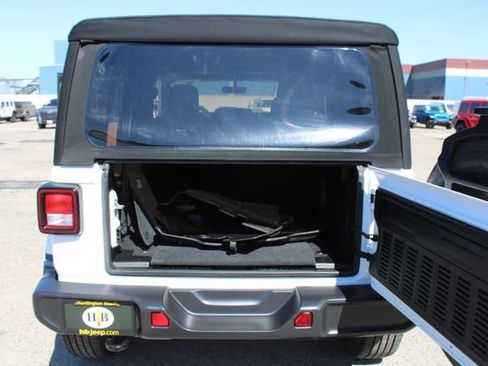Used 2022 Jeep Wrangler Unlimited Sahara AWD/4WD image 46