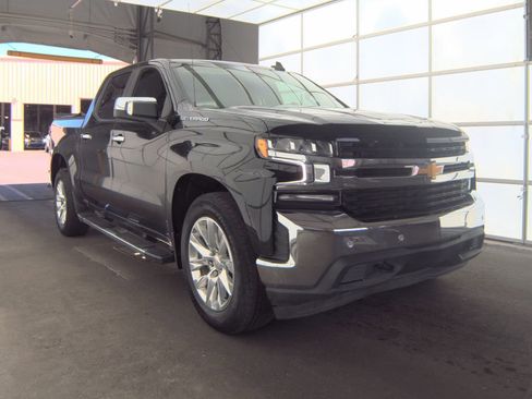 Used 2021 Chevrolet Silverado 1500 LT w/ Convenience Package II AWD/4WD image 2