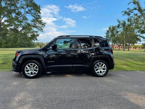 Used 2018 Jeep Renegade Latitude FWD image 3