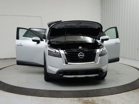Used 2025 Nissan Pathfinder SL FWD image 11