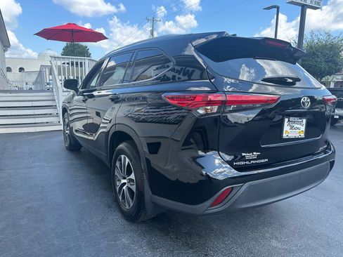 Used 2022 Toyota Highlander XLE image 4