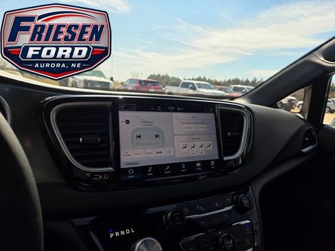 Used 2025 Chrysler Pacifica Select FWD image 20