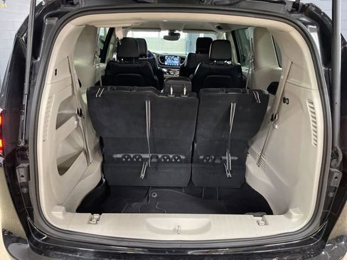 Used 2024 Chrysler Pacifica Touring-L image 29