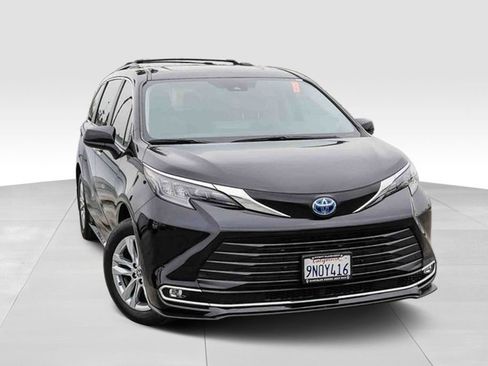 Used 2024 Toyota Sienna XLE w/ XLE Plus Package FWD image 2