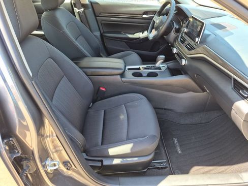 Used 2025 Nissan Altima 2.5 SV FWD image 30
