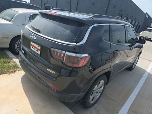 Used 2018 Jeep Compass Latitude w/ Popular Equipment Group FWD image 3