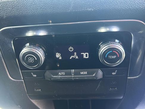 Used 2025 GMC Yukon XL Denali AWD/4WD image 13