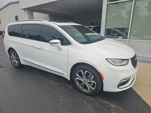 Used 2024 Chrysler Pacifica Pinnacle AWD/4WD image 3