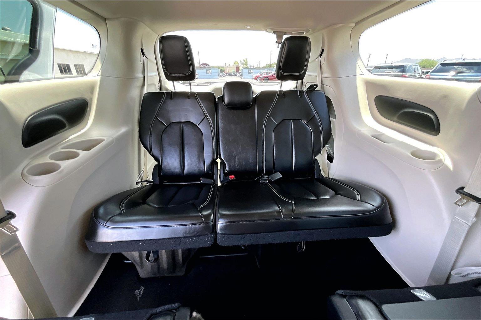 Used 2023 Chrysler Pacifica Touring-L FWD image 29