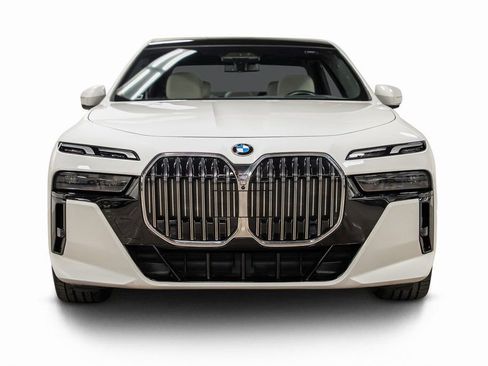 Used 2023 BMW 740i w/ Luxury Rear Seating Package image 7