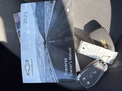 Used 2023 Chevrolet Traverse LT image 27