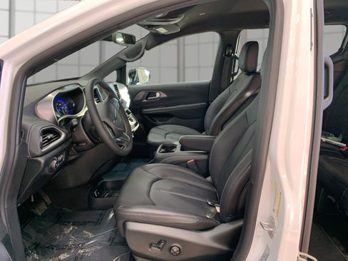 New 2026 Chrysler Pacifica Select image 9