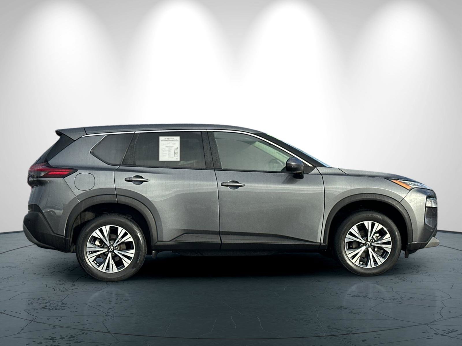 Used 2022 Nissan Rogue SV FWD image 3