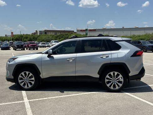 Used 2021 Toyota RAV4 XLE Premium FWD image 3