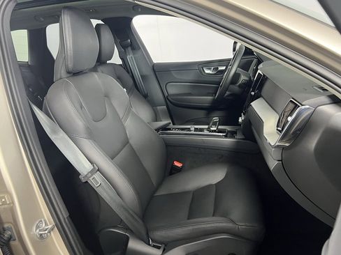 Used 2025 Volvo XC60 B5 Plus image 29